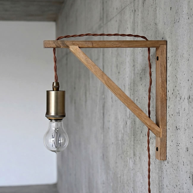 シェードを取り外し、裸電球のみでシンプルに吊るした様子