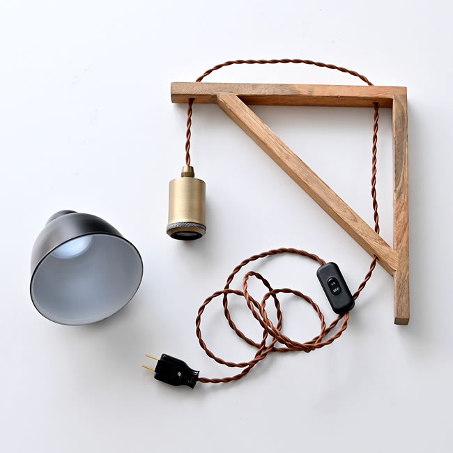 ブラケット本体、シェード、コードが並んだセット内容の俯瞰