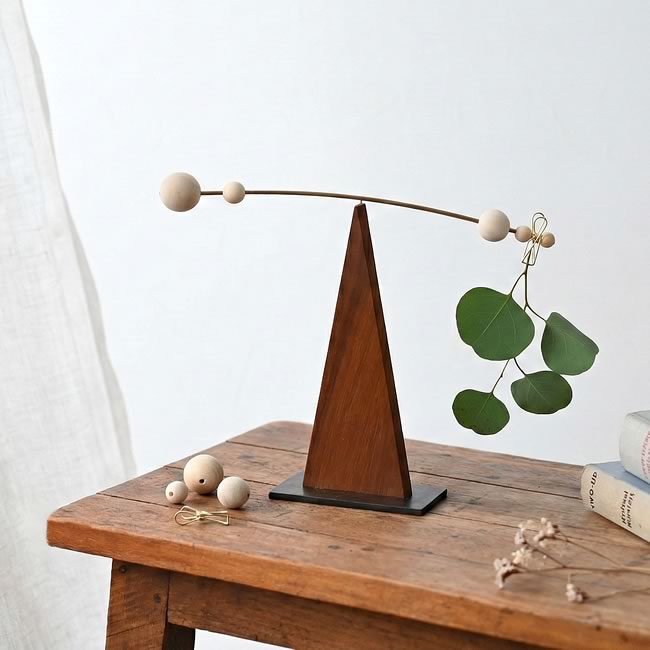  
真鍮とウリン材のPIVOTデスクトップモビール ナチュラルな卓上インテリア 