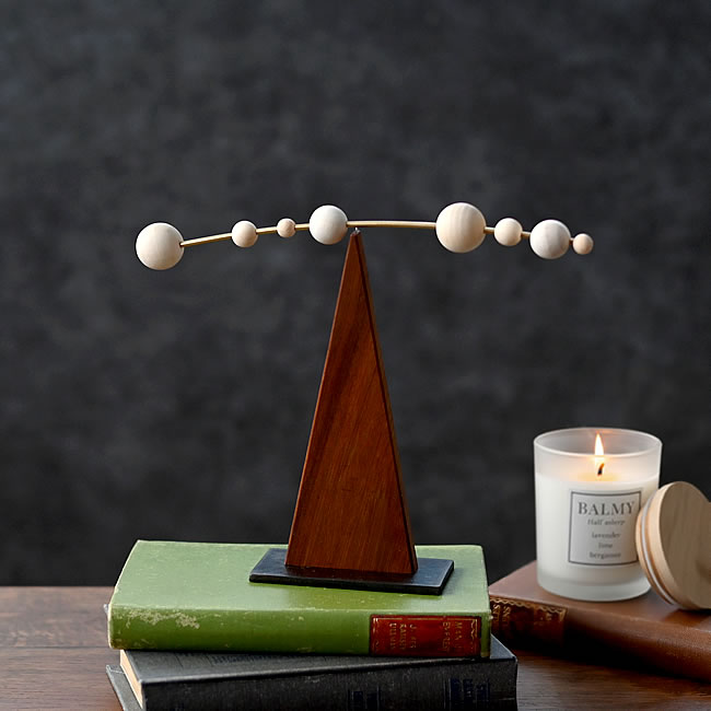  
ウッドボールを自由に配置したバランスモビール キャンドルと飾った使用イメージ 