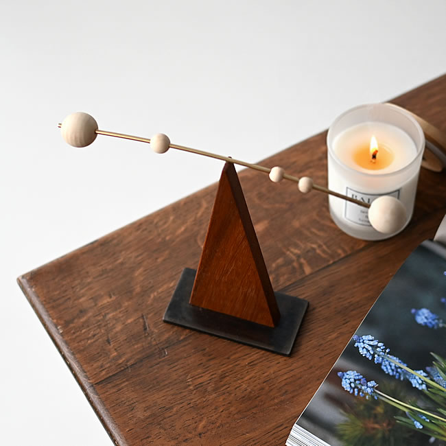  
真鍮ロッドと木製スタンドの卓上モビール 斜めからのディテール 