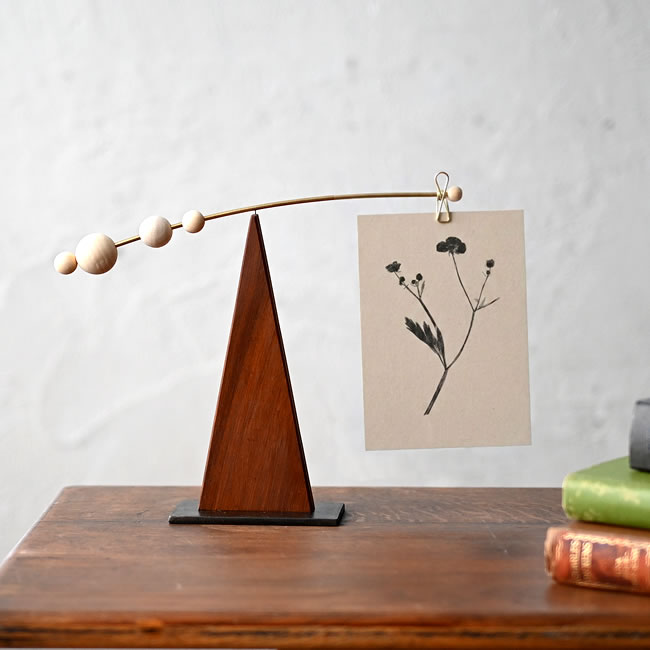  
クリップでポストカードを吊るしたPIVOTデスクトップモビール 