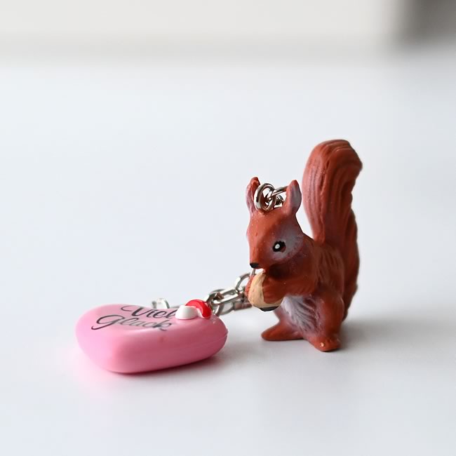  
ハート型チャームとリスのフィギュアキーホルダー 正面