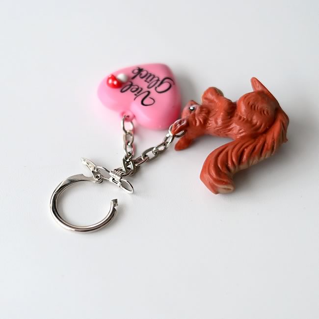  
金具付きのリスのキーホルダー 平置き 