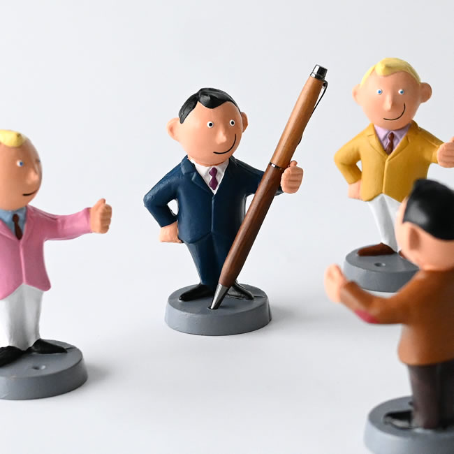  
スーツ姿の紳士フィギュア型ペンスタンド 4色展開 デスクインテリア 