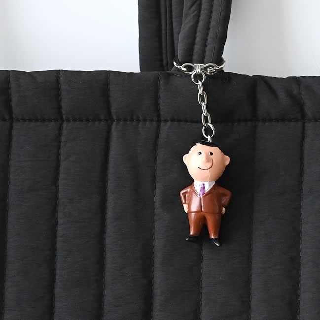  
バッグに付けたALFI紳士フィギュア キーリングの使用イメージ 