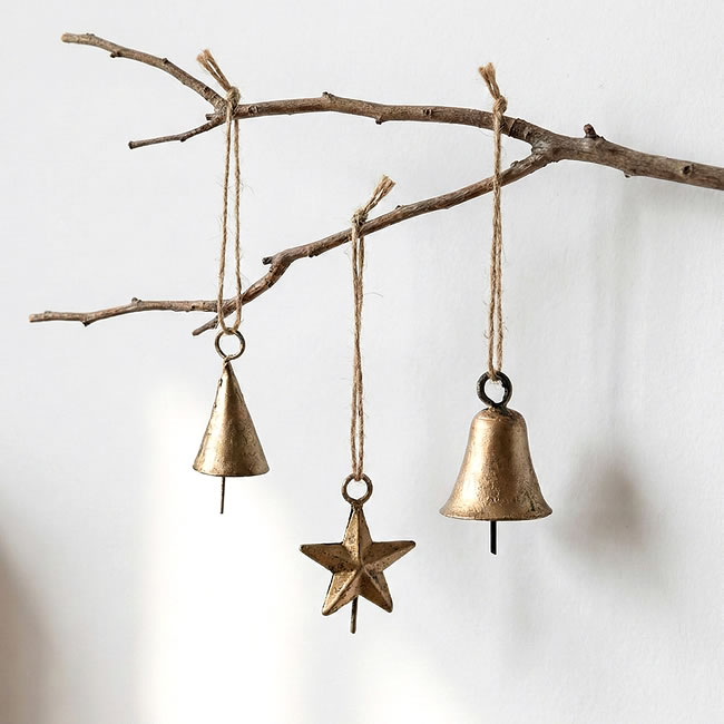  
枝に並んで吊るされたアイアンベル3種 