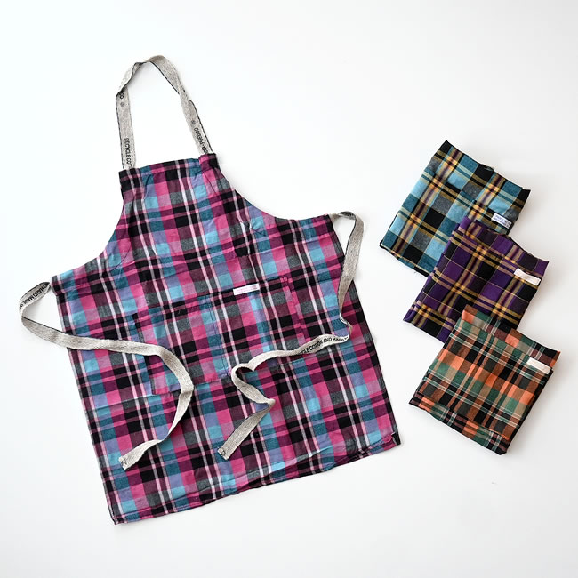 カラフルなチェック柄のコットンエプロン全体