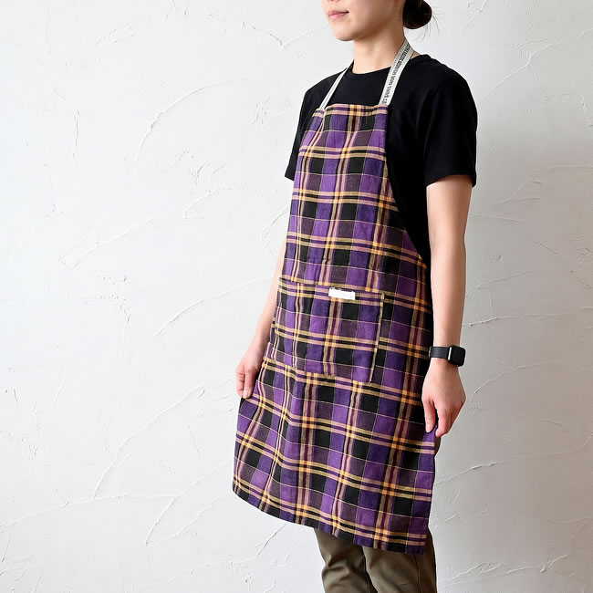 着用イメージのチェック柄エプロン（パープル）
