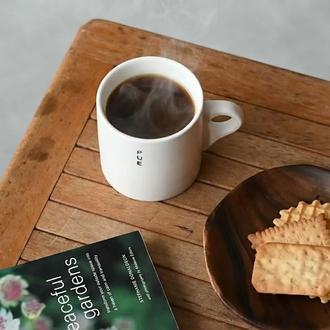  
PUEBCO スタンダードマグ コーヒーを注いだ使用イメージ 木製テーブル 