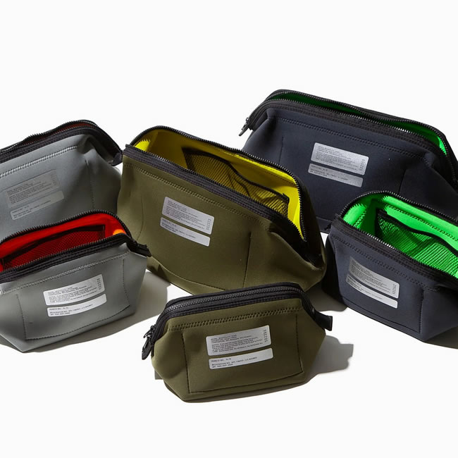 サイズ違いやカラー違いが並ぶポーチの全体像