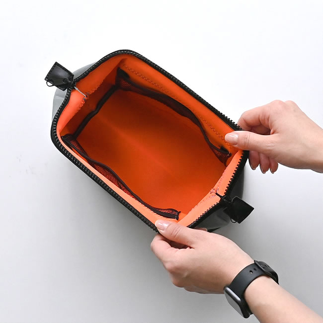 大きく開いて中身を確認しやすい内部構造