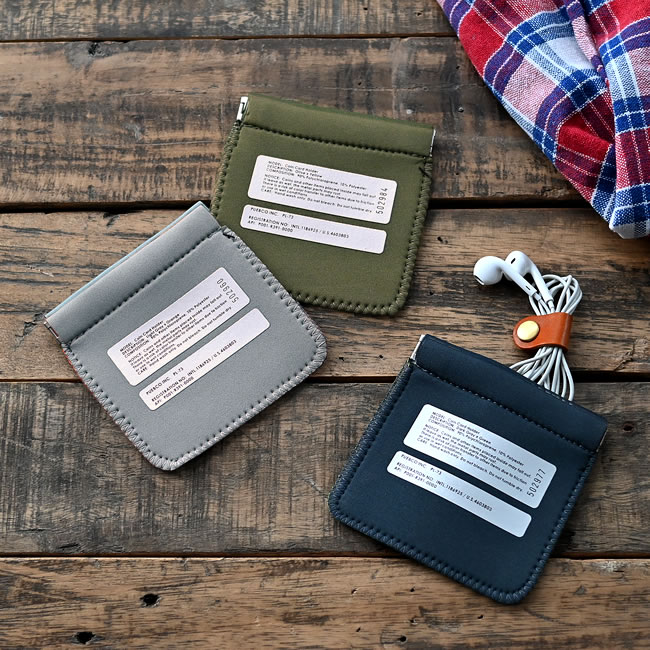 オリーブ、ライトグレー、ダークグレーのコイン＆カードホルダーを並べたイメージ