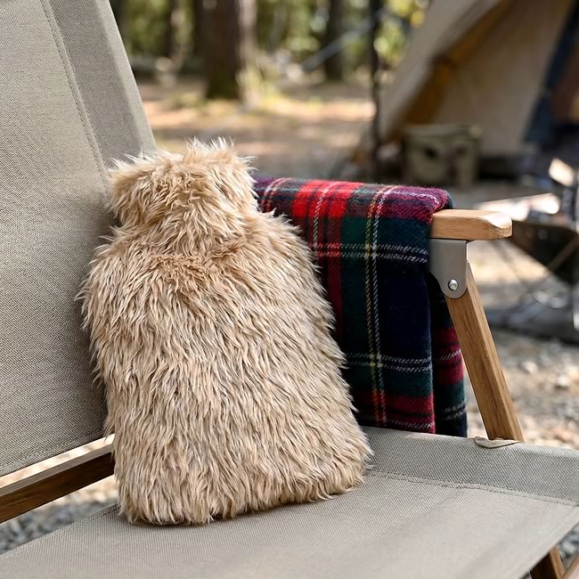 
キャンプチェアに置かれたベージュのふわふわ湯たんぽ 