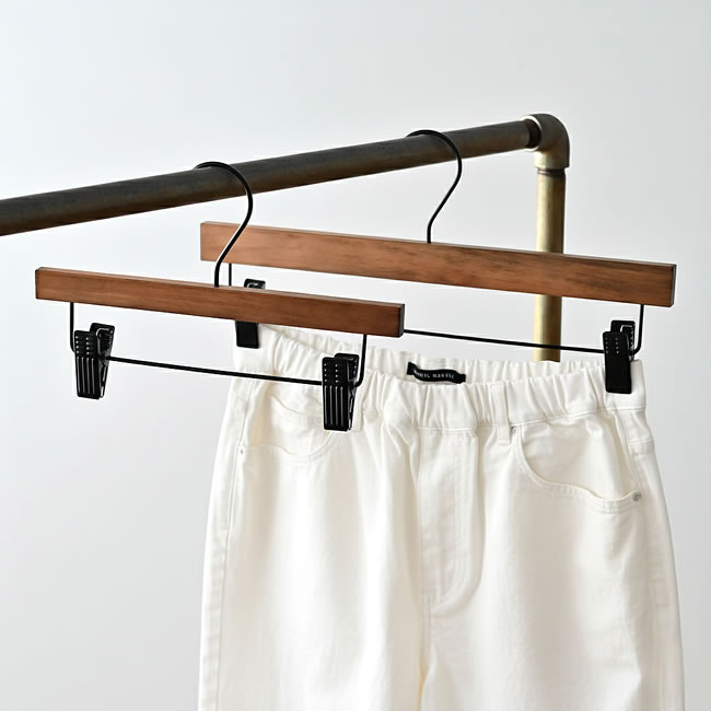  
ロータス プレスハンガー Lサイズに白いパンツを掛けた使用イメージ 