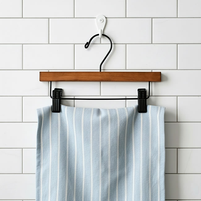  
ロータス プレスハンガー Sサイズにブルーストライプのタオルを掛けた様子 