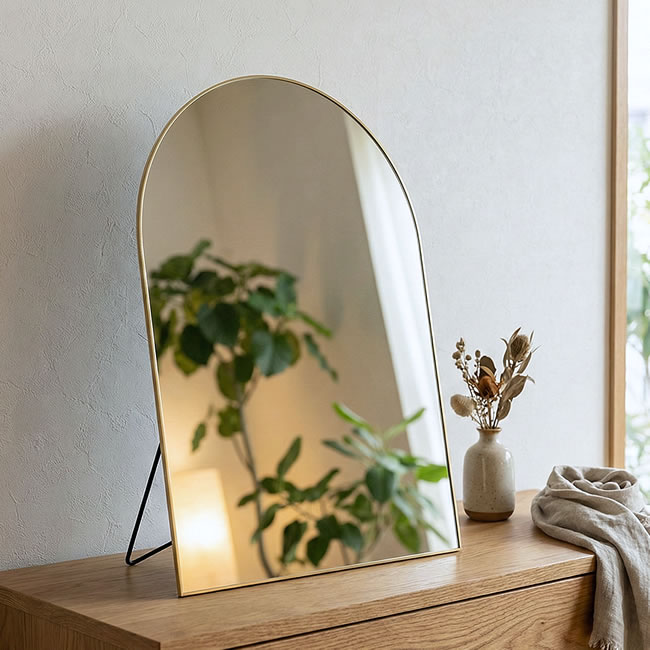  
真鍮フレームのアーチ型スタンドミラーをチェスト上に置いた使用イメージ 