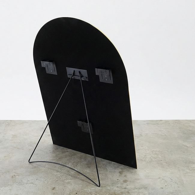  
ブラック背板とスタンド脚付きブラスミラー背面全体 