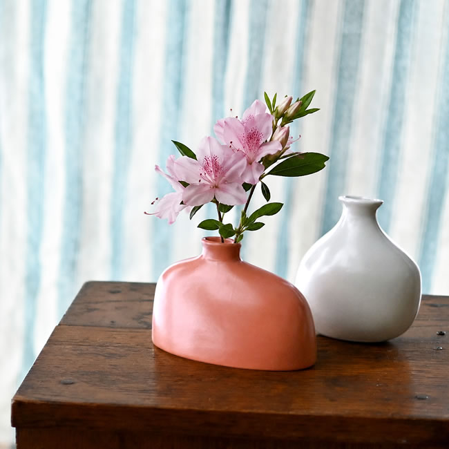ピンクの半磁器フラワーベースと花