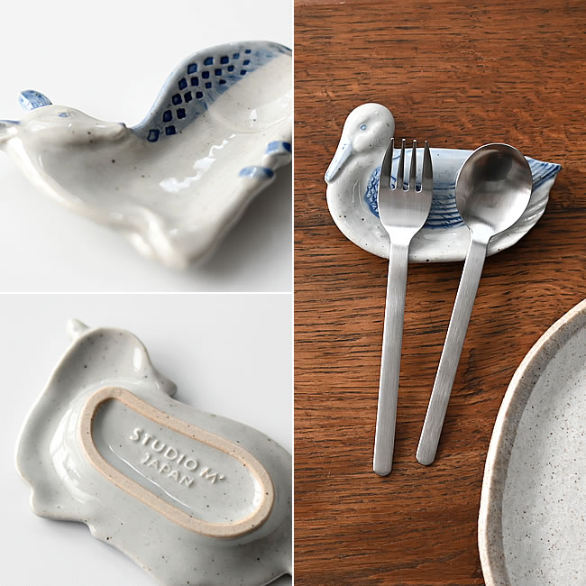  
カモの小皿にカトラリーを置いた様子と、シカ皿のディテールのアップ 