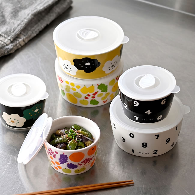 SOU・SOU レンジパック 蓋付き保存容器を食卓に並べたイメージ