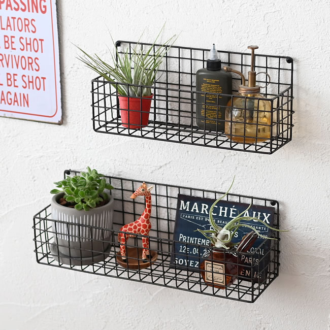 壁面に取り付けて植物や小物を飾れるジョセフアイアン ワイヤーラックの使用イメージ