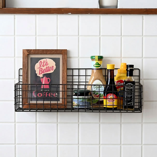 キッチンで調味料や小物を収納したジョセフアイアン ワイヤーラックの使用例