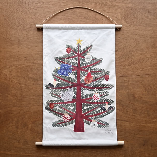 吊りひもと上下の棒を備えたクリスマスタペストリーの全体