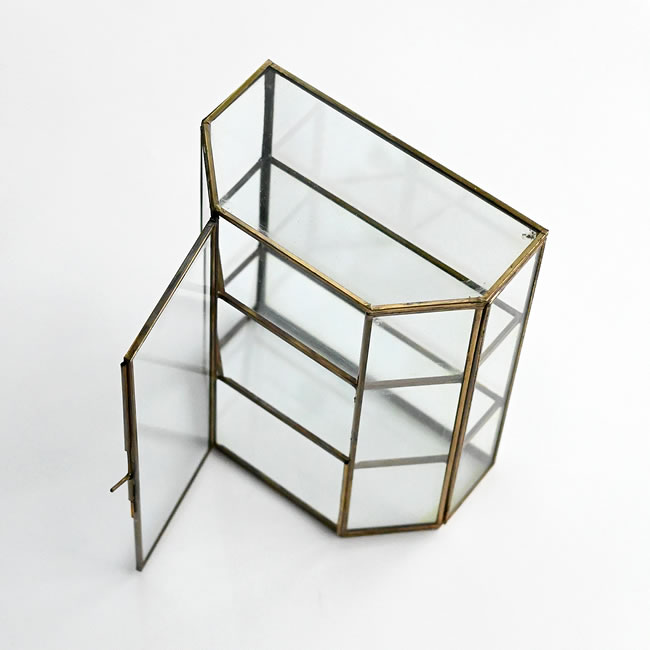  
全面ガラス仕様の3段コレクションボックス 扉を開けた状態 