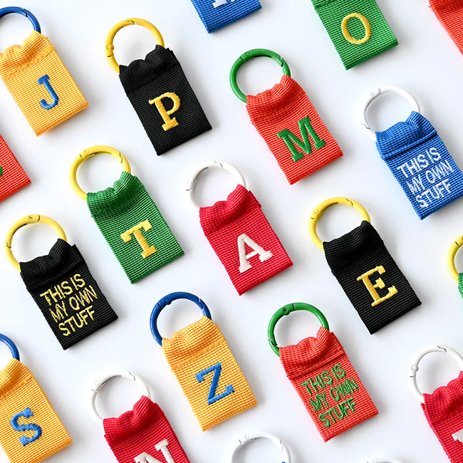  
アルファベットがずらりと並ぶカラフルなイニシャルタグ 