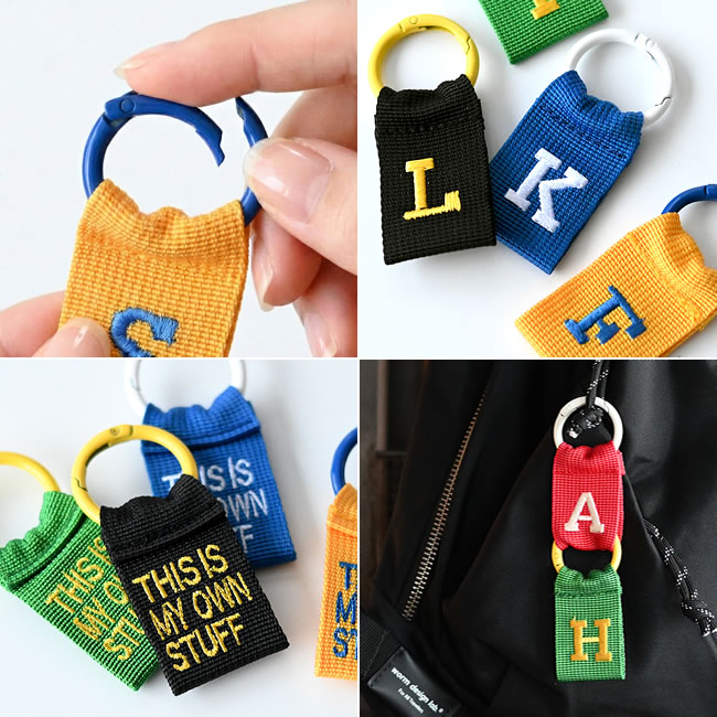  
ツートンカラーのリングを広げて使うイニシャルタグのディテール 