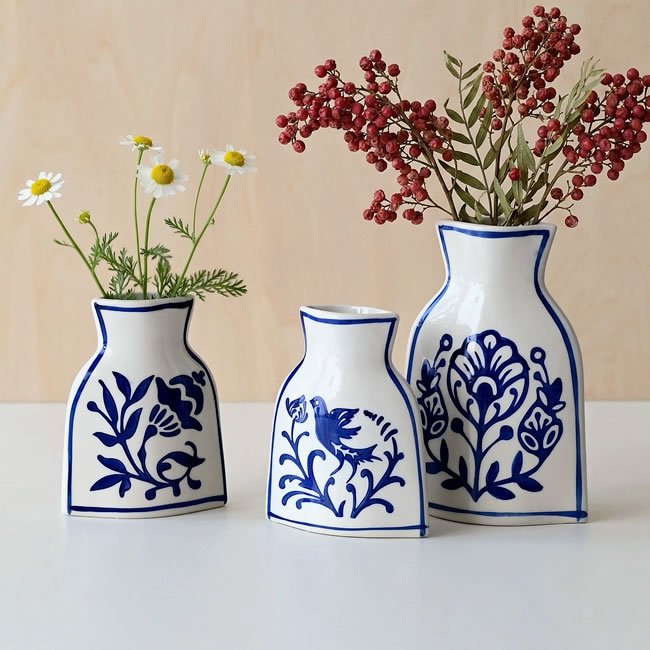 青と白の絵柄が美しい陶器フラットベースをサイズ違いで並べたイメージ