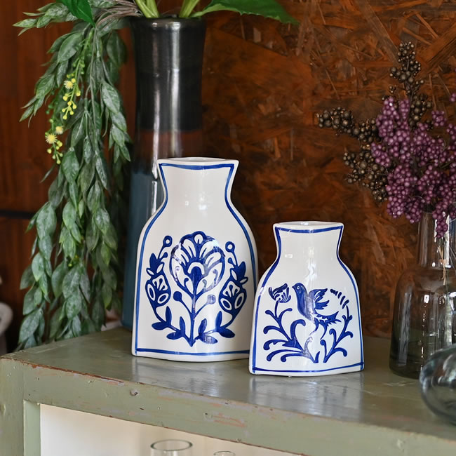 棚の上に飾った青白の陶器フラットベースのスタイリング例