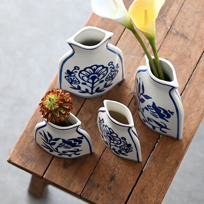 小さな草花やカラーを生けた青白陶器フラットベースの使用イメージ