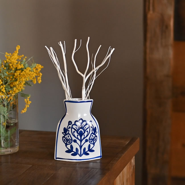 枝ものやドライを飾った青白の陶器フラットベース