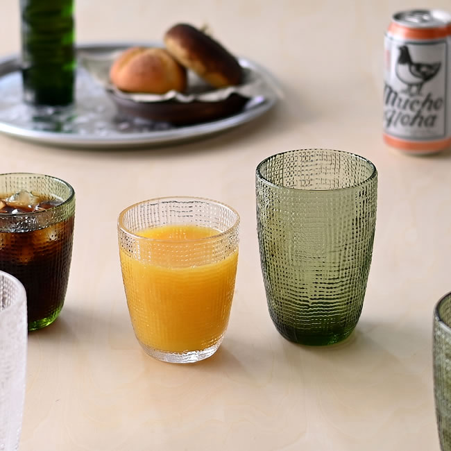GRIDガラスタンブラーを食卓で使用しているイメージ