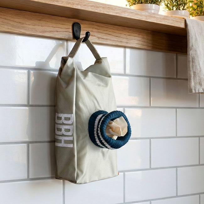  
フックに掛けられるBBHティッシュカバー グレー 壁掛け使用例 