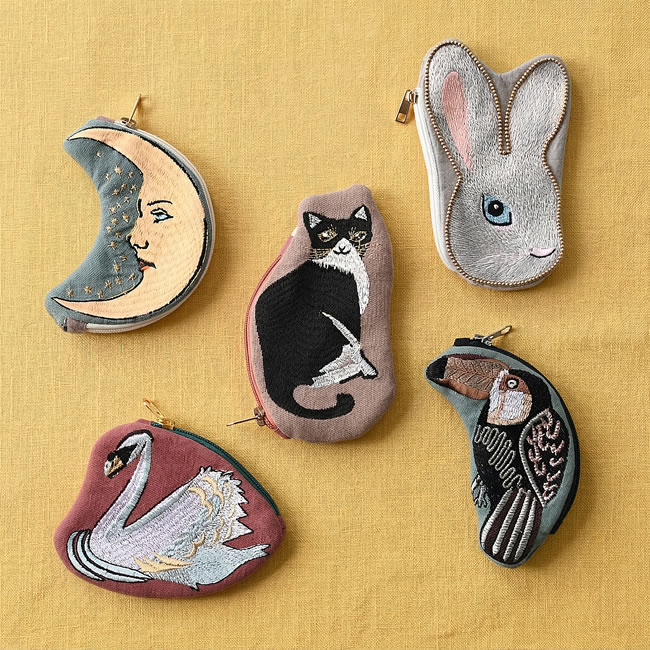 月や白うさぎ、黒ネコ、スワン、オオハシのモチーフ刺繍ポーチを並べた一覧