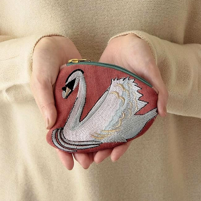 手のひらに収まるスワンモチーフの刺繍ポーチ