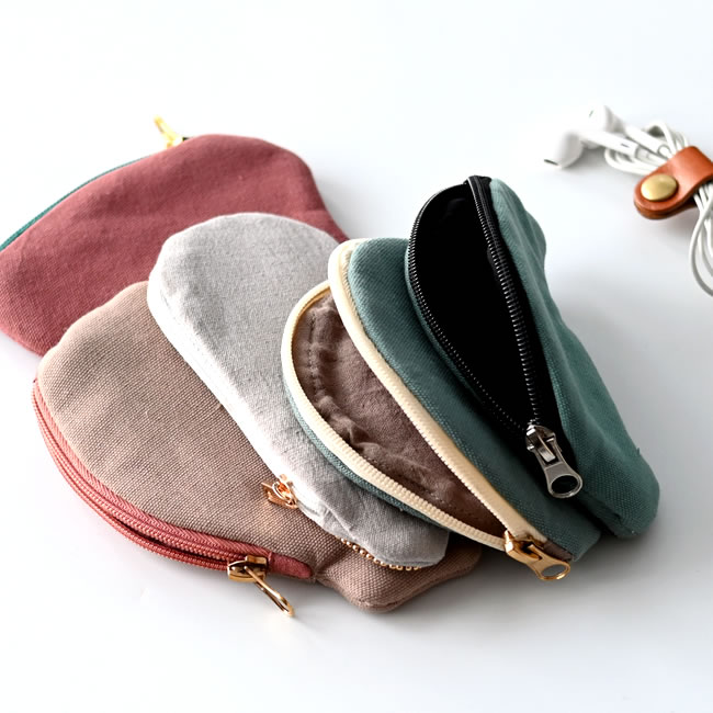 ポーチの背面とファスナー、内側のつくりがわかる刺繍ポーチ