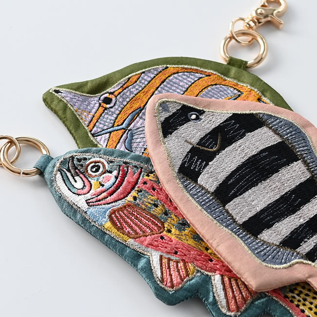 魚モチーフの刺繍の質感がわかるキーポーチの接写