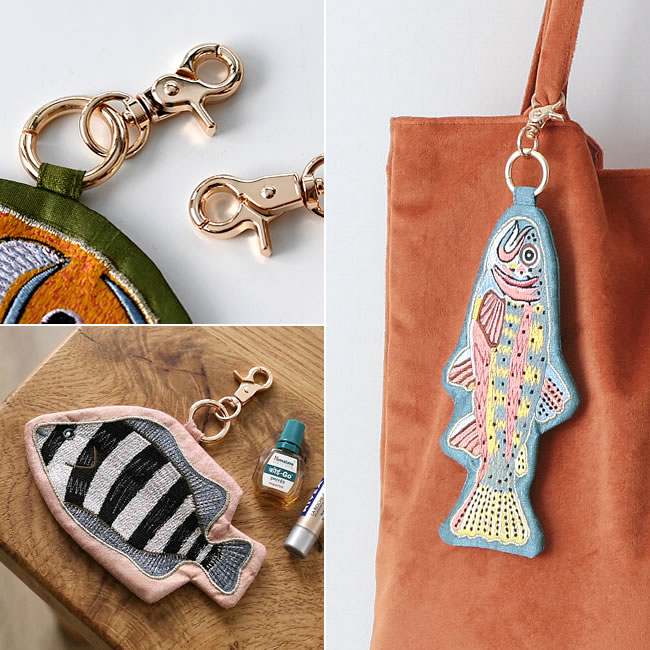 バッグに取り付けた魚モチーフ刺繍キーポーチと金具部分のディテール