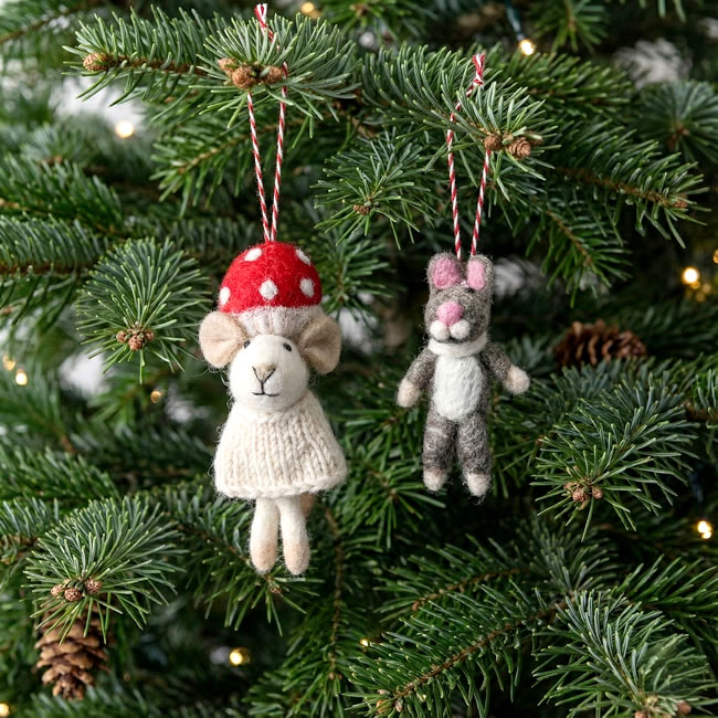  
クリスマスツリーに飾られたフェルトの動物オーナメント 