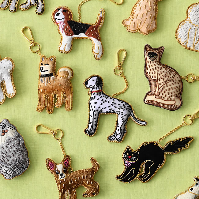 ザリ刺繍の犬と猫モチーフが並んだキーホルダー