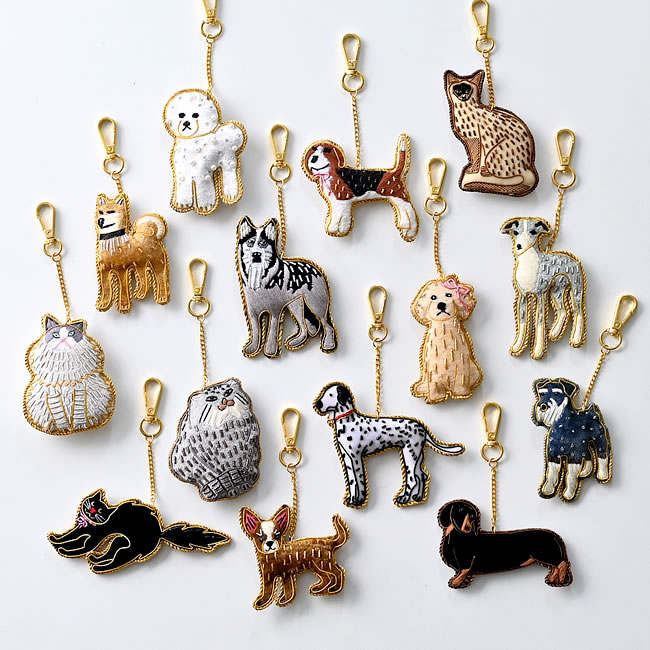 さまざまな犬猫モチーフのザリ刺繍キーホルダー一覧