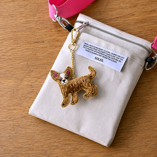 ショルダーバッグに付けたチワワのザリ刺繍キーホルダー