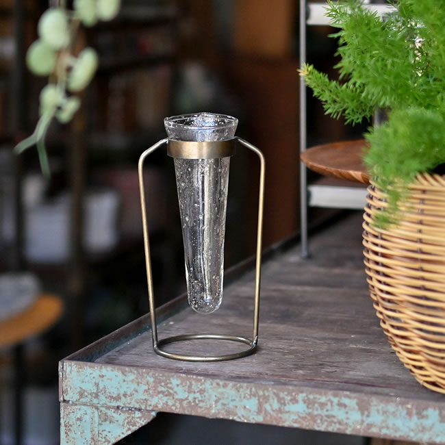 真鍮スタンド付きの細長いガラスベースを棚の上に置いた使用イメージ