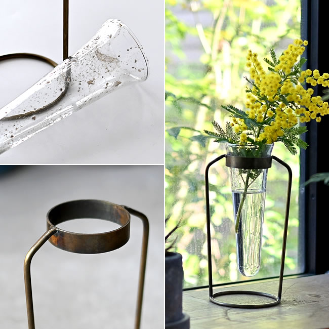 ガラスの質感と真鍮リングのディテール、ミモザを飾った使用例がわかるイメージ