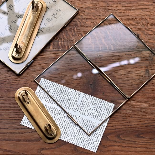  
ガラスに挟み込むフォトフレームの構造 