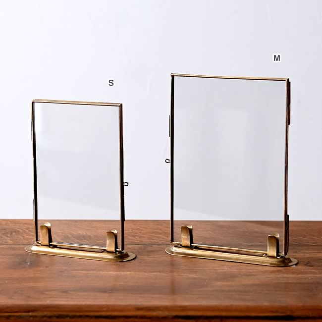  
180度開くガラスフレームのヒンジ部分 